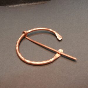 broche fibule cuivre martelé brut