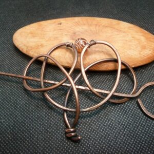 Broche cuivre nu et perle