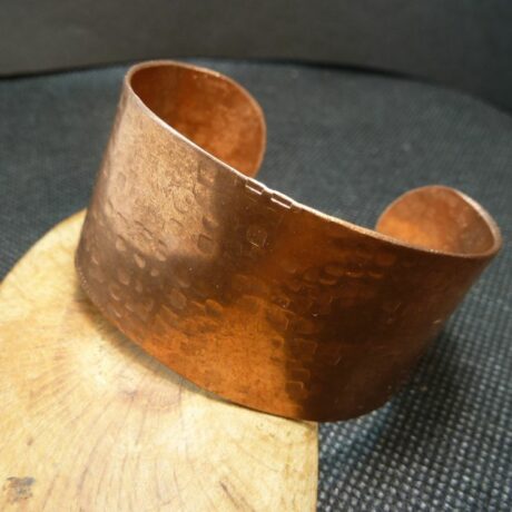 2.401.2 – bracelet cuivre nu martelé