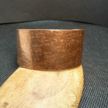 4.401.2 – bracelet cuivre nu martelé