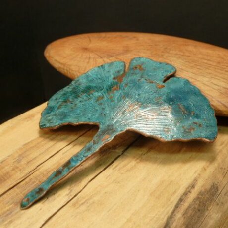 Barette-gingko-en-cuivre-bleu