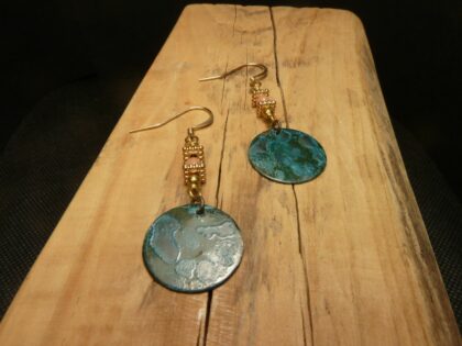 Boucles en disques de cuivre oxydé bleu